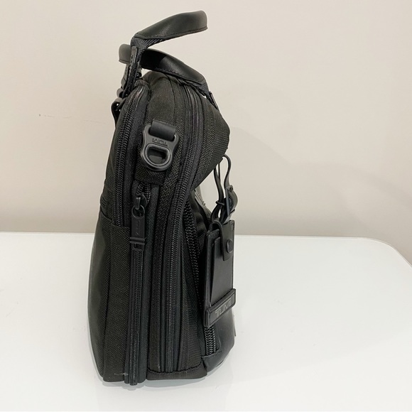 TUMI Bravo Albany Slim Computer Brief Black Shoulder Strap New With Tag - Picture 6 of 15